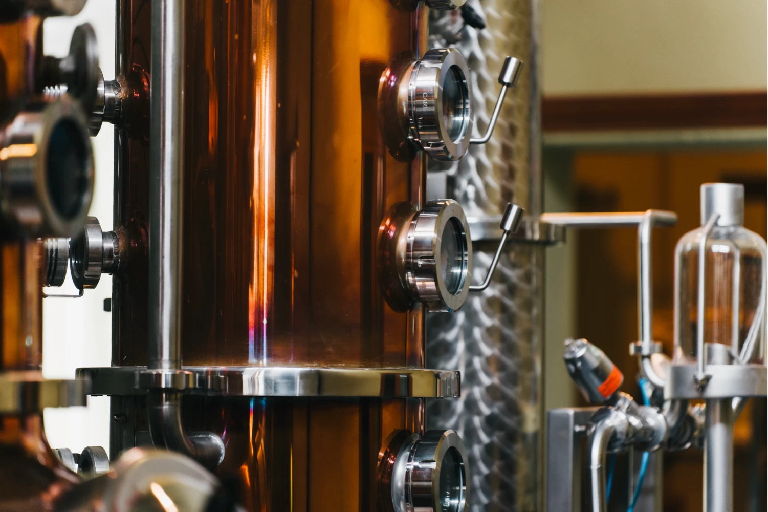 Nahaufnahme einer kupfernen Brennblase für die Rum-Destillation