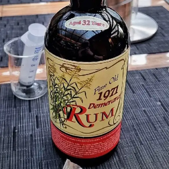 Image of the front of the bottle of the rum Magnum