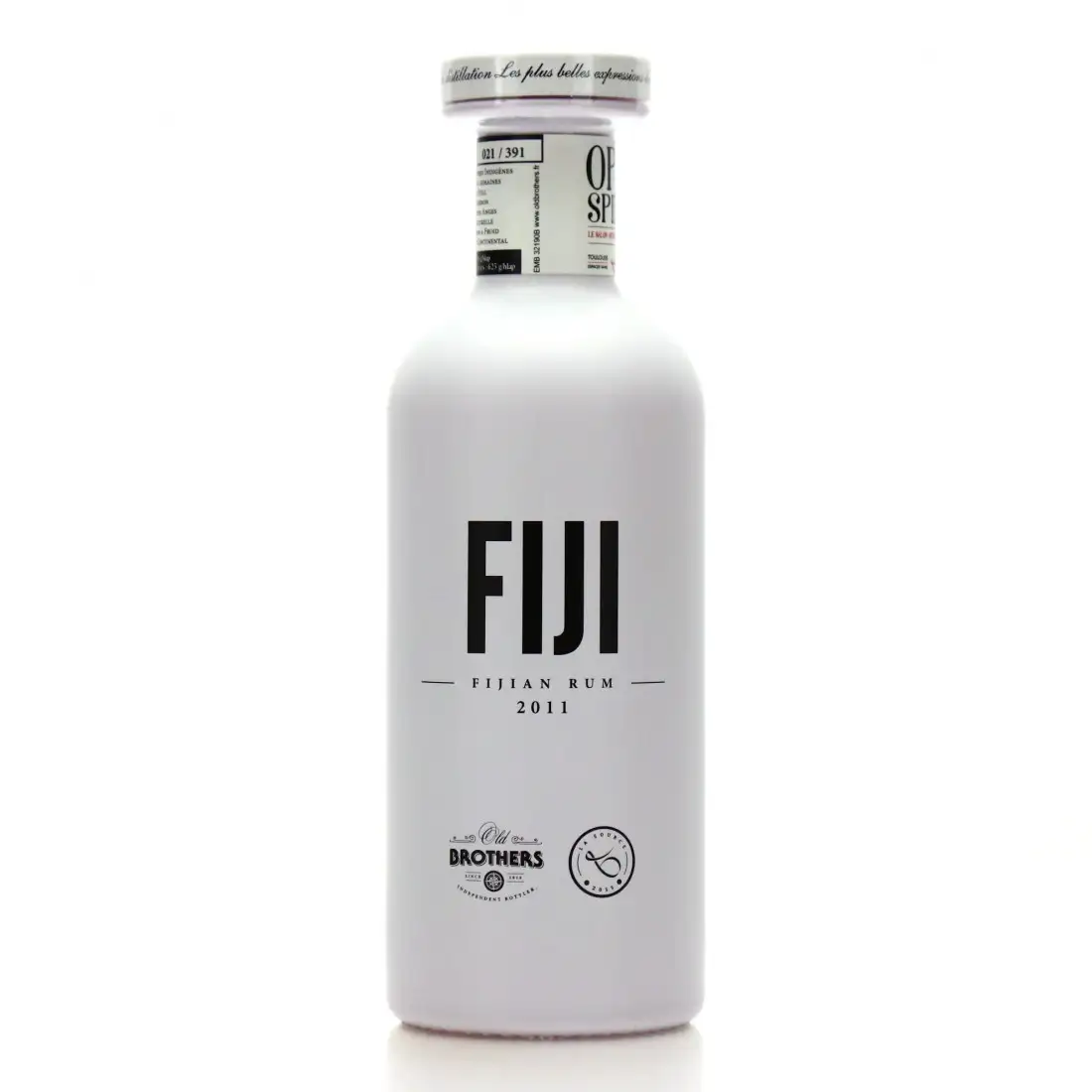 Image of the front of the bottle of the rumFiji