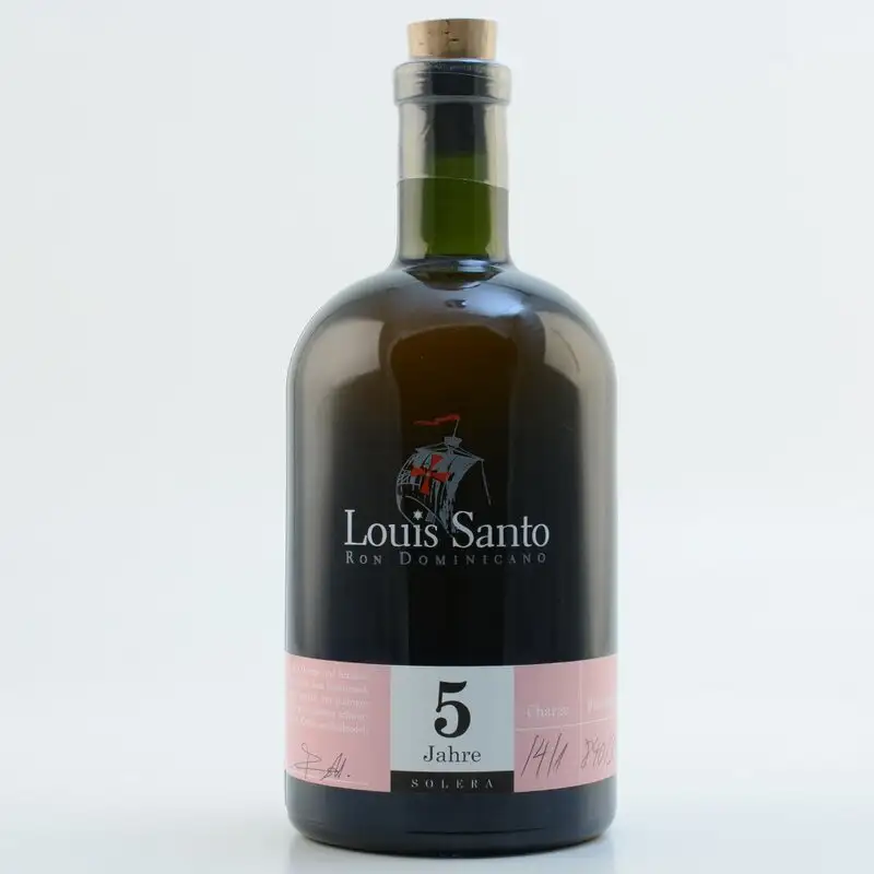 Image of the front of the bottle of the rum Louis Santo