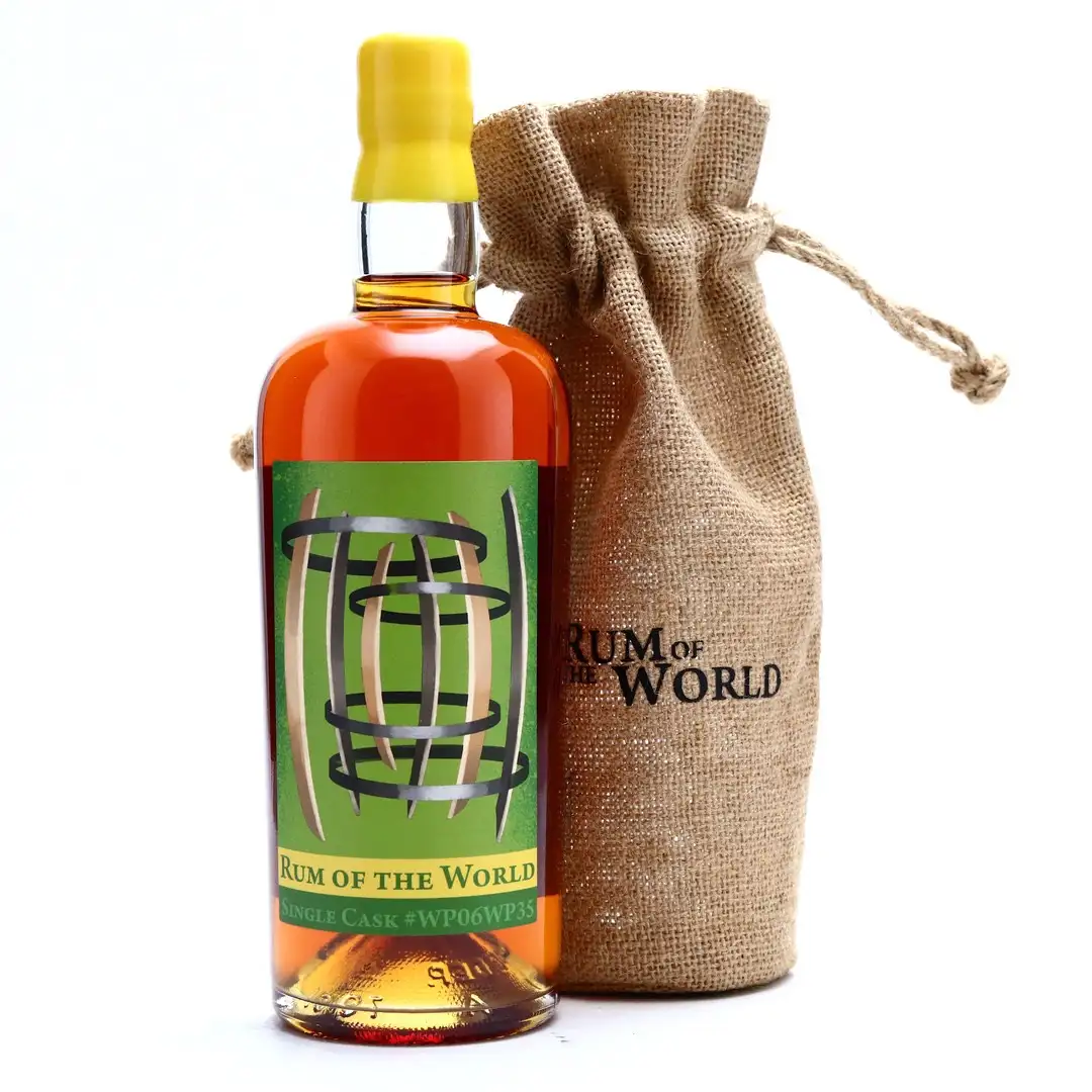 Image of the front of the bottle of the rum Rum of the World