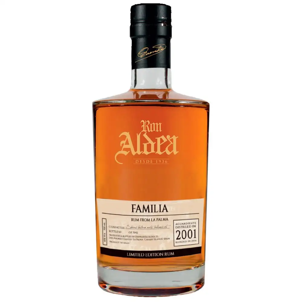 Image of the front of the bottle of the rumFamilia